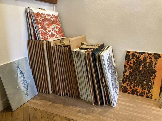 Stockage des peintures dans l'atelier de Xavier Pangaud