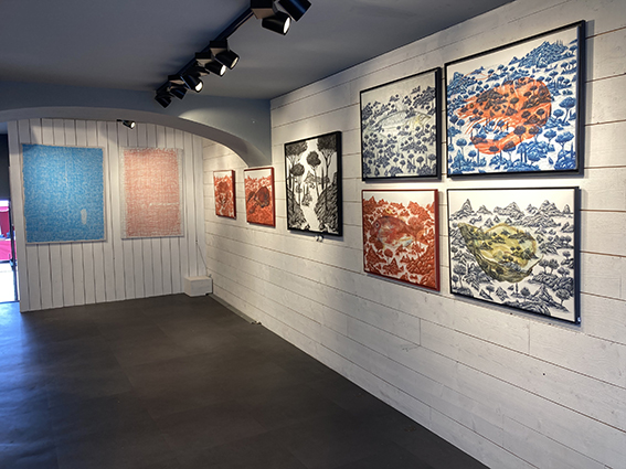 Vue de la galerie du port. Tableaux de Xavier Pangaud et Tiphaine Dscamps à yeu.